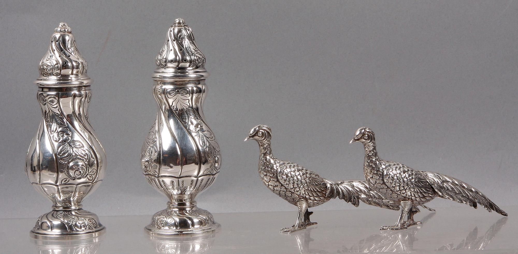 STRÖARE, ett par samt BORDSDEKORATIONER 2 st, silver, svenska importstämplar, 1900-tal.