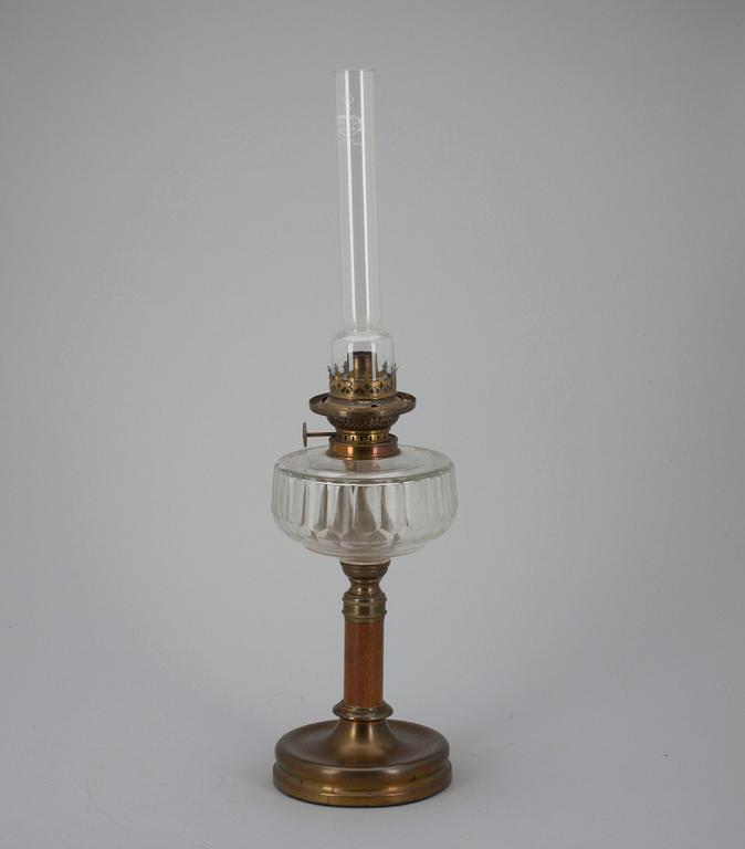 FOTOGENLAMPA, mässing och glas, märkt Kosmos Brenner, omkring 1900.