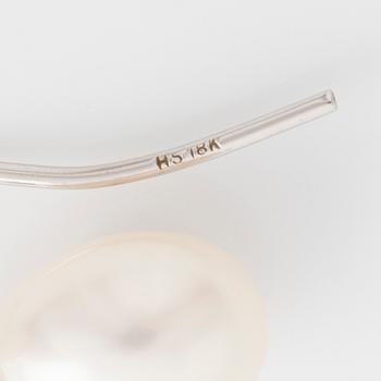 Örhängen med odlade pärlor och briljantslipade diamanter.