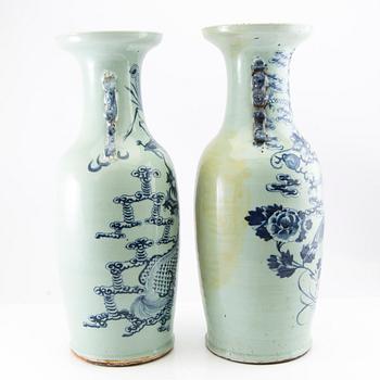 A pair of large Chinese vases, late Qing dynasty/early 20th century.