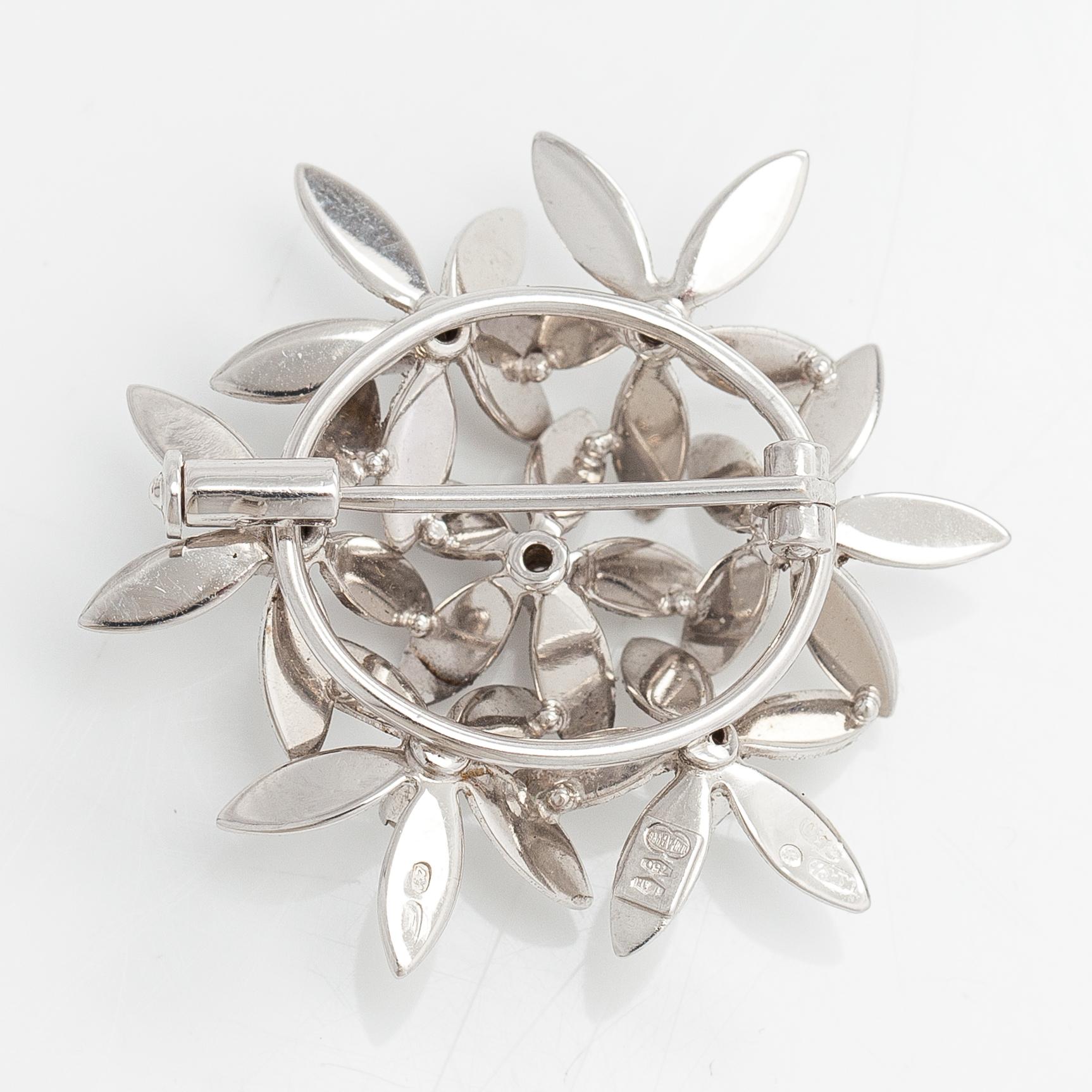An 18K white gold brooch with diamonds ca. 0.10 ct in total. Unoarre, Italy.