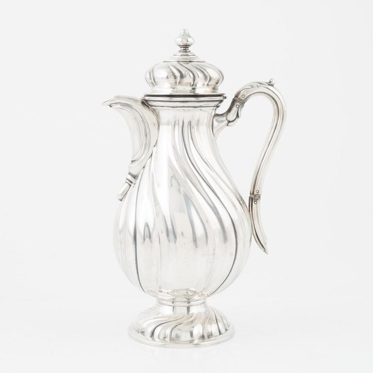 Kaffekanna, silver, rokokostil, importstämpel CG Hallberg, Stockholm 1917.