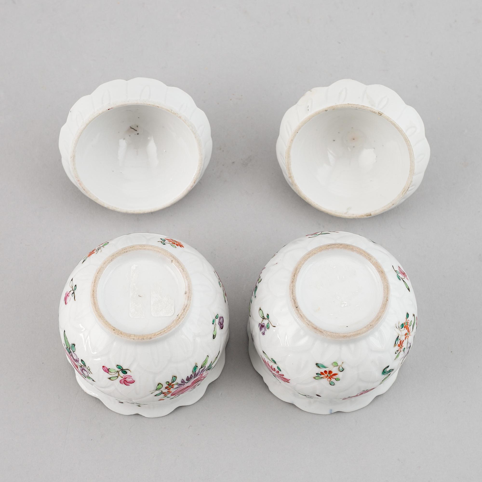A pair of famille rose custard cups with covers, Qing dynasty, Qianlong (1736-95).
