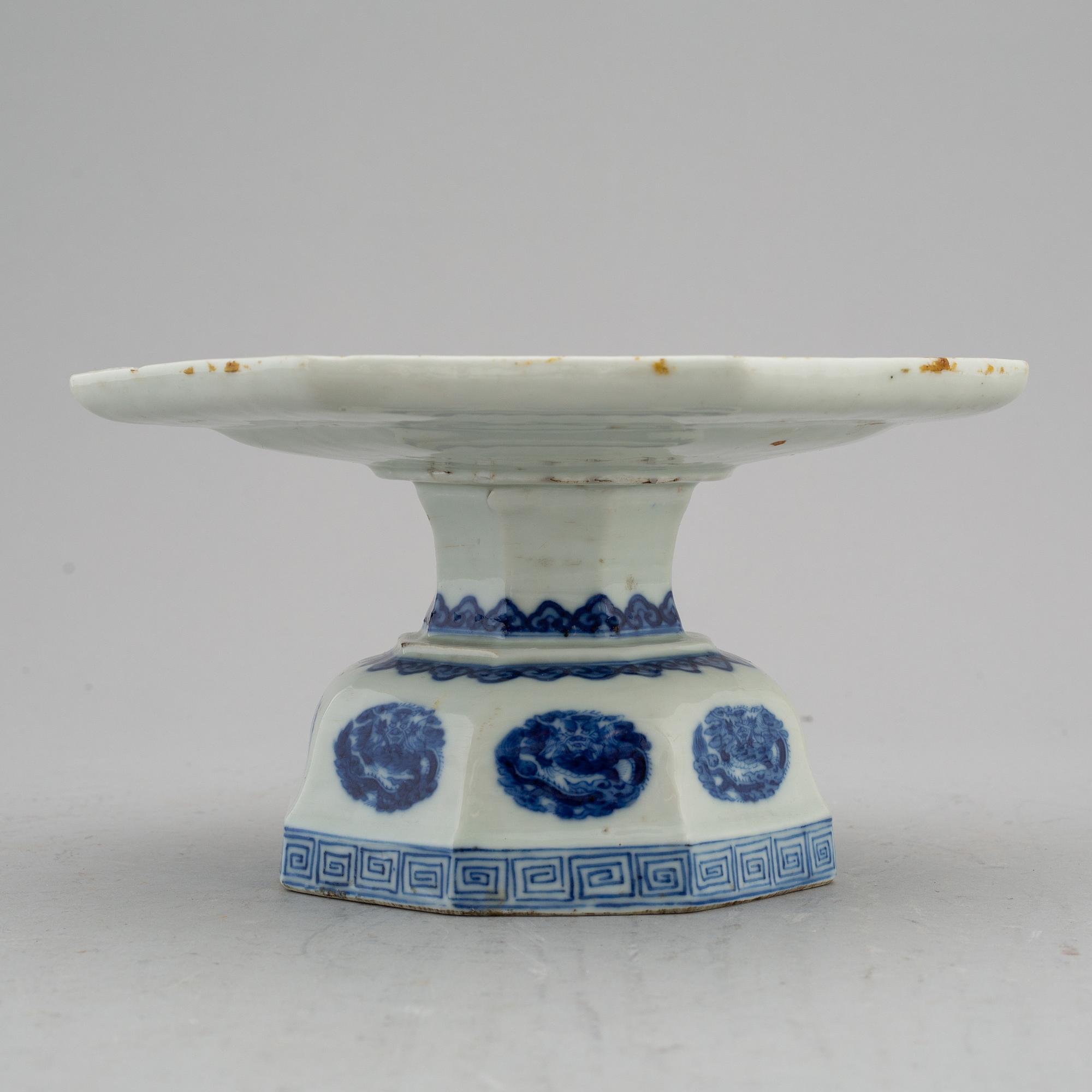 A blue and white footed dish, Qing dynasty, late 19th/early 20th century.