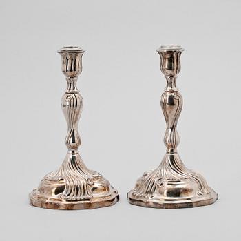 LJUSSTAKAR, ett par, rokokostil, silver, svenska importstämplar, 1900-tal.