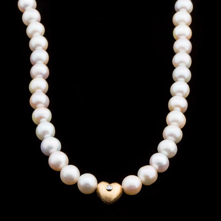 Ole Lynggaard collier with fresh water pearls and 18K gold clasp with brilliant-cut diamond ca 0.03 ct.