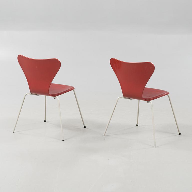 A pair of "Seven" chairs, designed by Arne Jacobsen for Fritz Hansen, 1995.