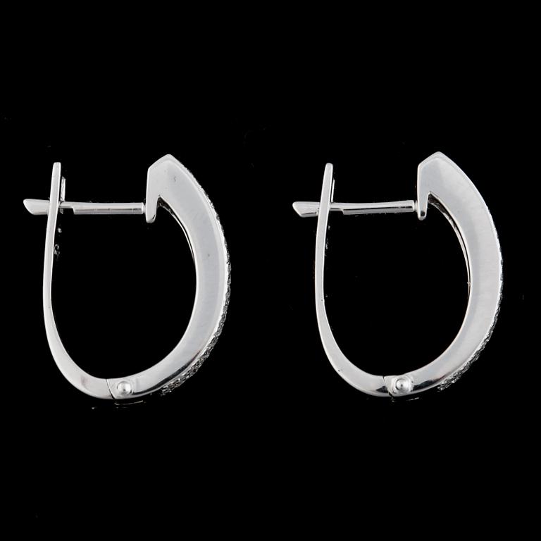 ÖRHÄNGEN, ett par ovala ringar, 18k vitguld, briljantslipade diamanter tot ca0,50ct. Vikt 5,3g.