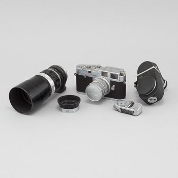 A Leica M2 camera, nr 960.401 Wetzlar, 1959, with accessories.