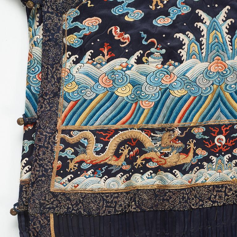 A Chinese robe, embroidered silk. Qing dynasty (1644–1911).