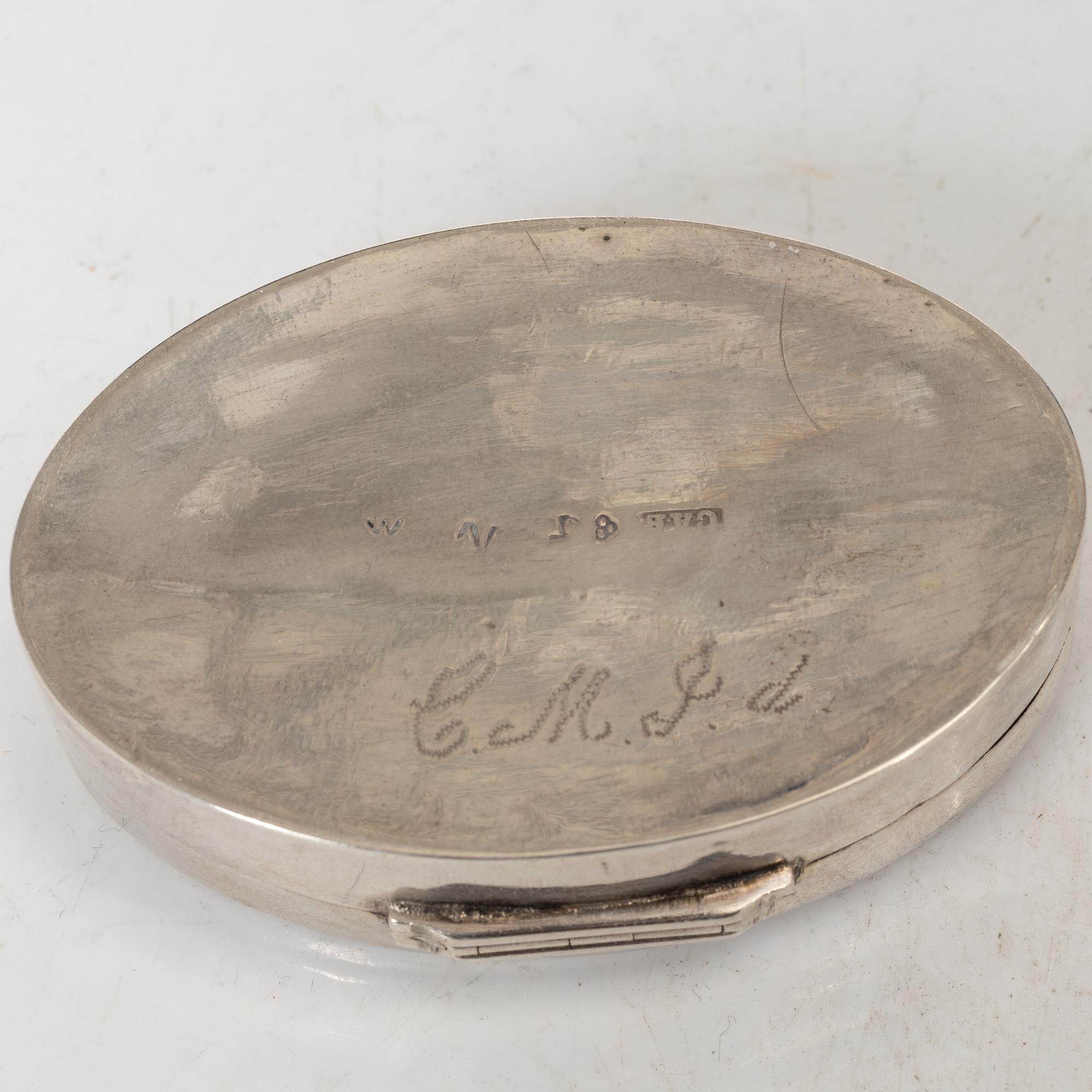 Dosa, delvis förgyllt silver, av Carl Anders Bahr (verksam i Visby 1835-52).