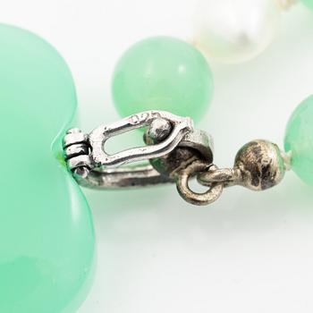 Collier med odlade pärlor och krysopras.