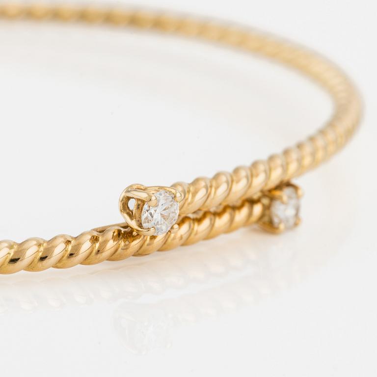 A Kiki McDonough bracelet in 18K gold with round brilliant-cut diamonds.