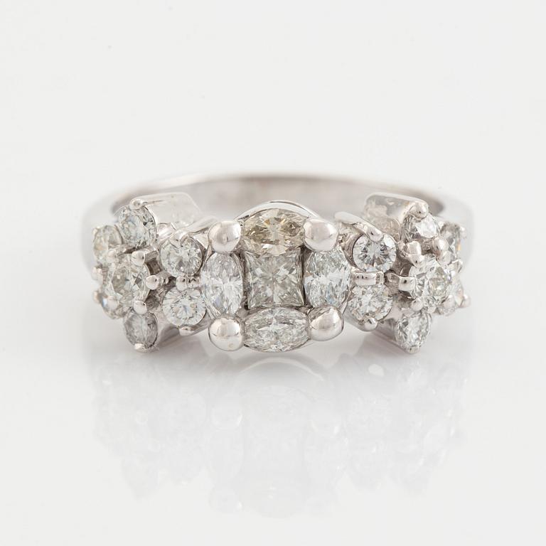 Ring med briljant-, markis- och prinsesslipade diamanter, totalvikt ca 1.02 ct.