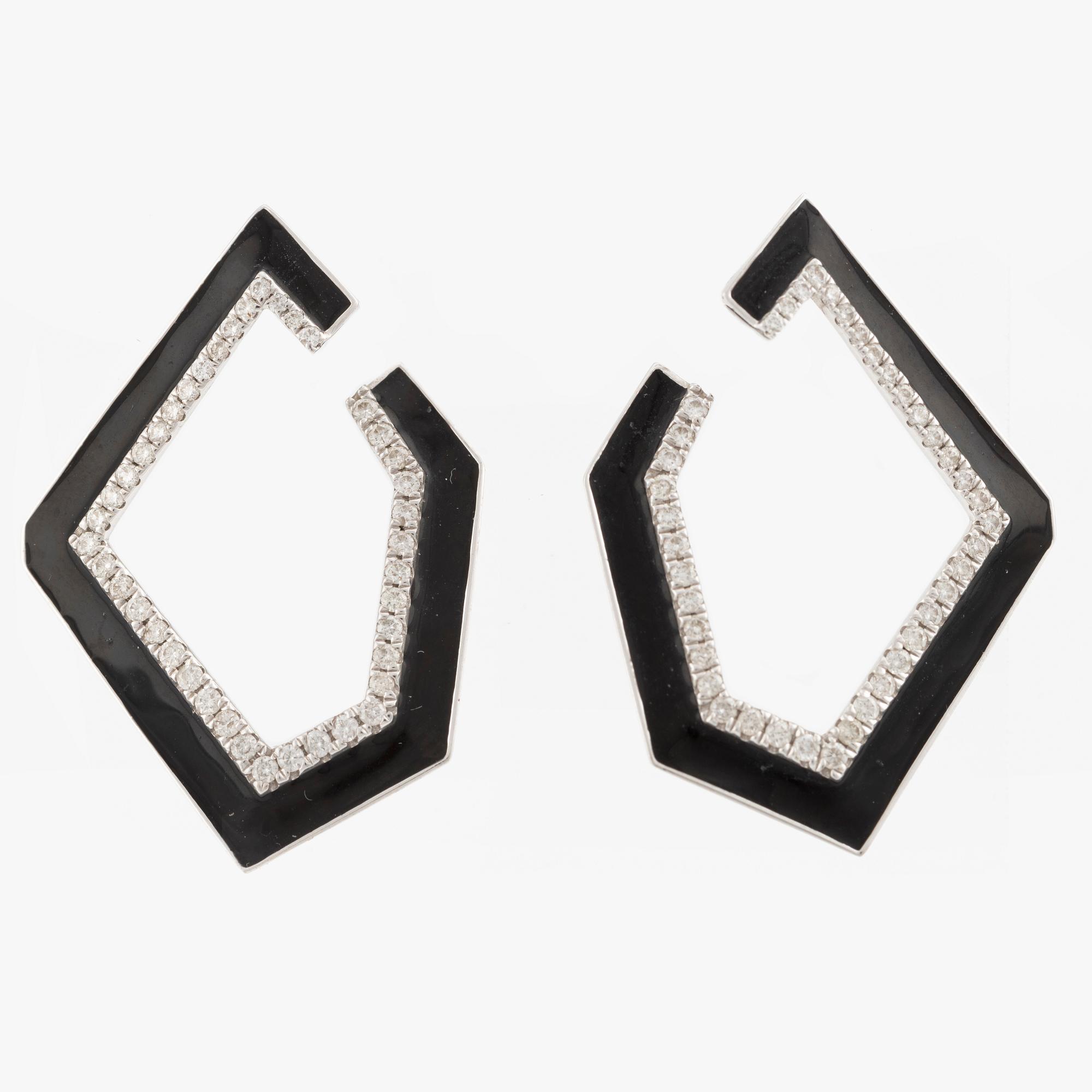 Ett par örhängen 18K vitguld med emalj och runda briljantslipade diamanter.