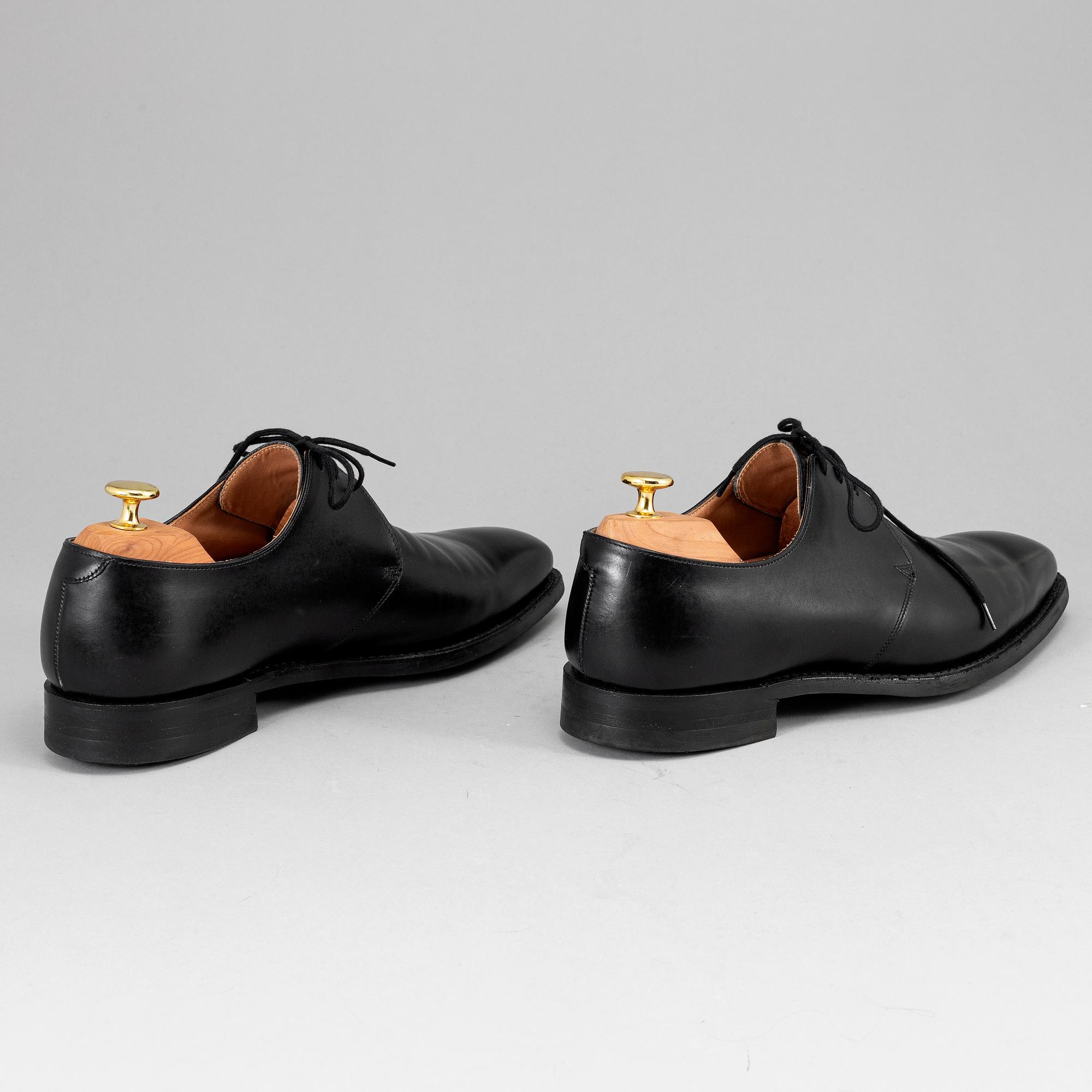 CROCKETT & JONES, a pair of black leather 'Highbury' shoes, size 8.