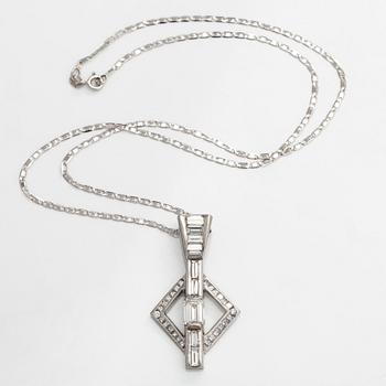 Hänge, platina samt smaragd-, prinses,-baguette- och briljantslipade diamanter med kedja i 14K vitguld.