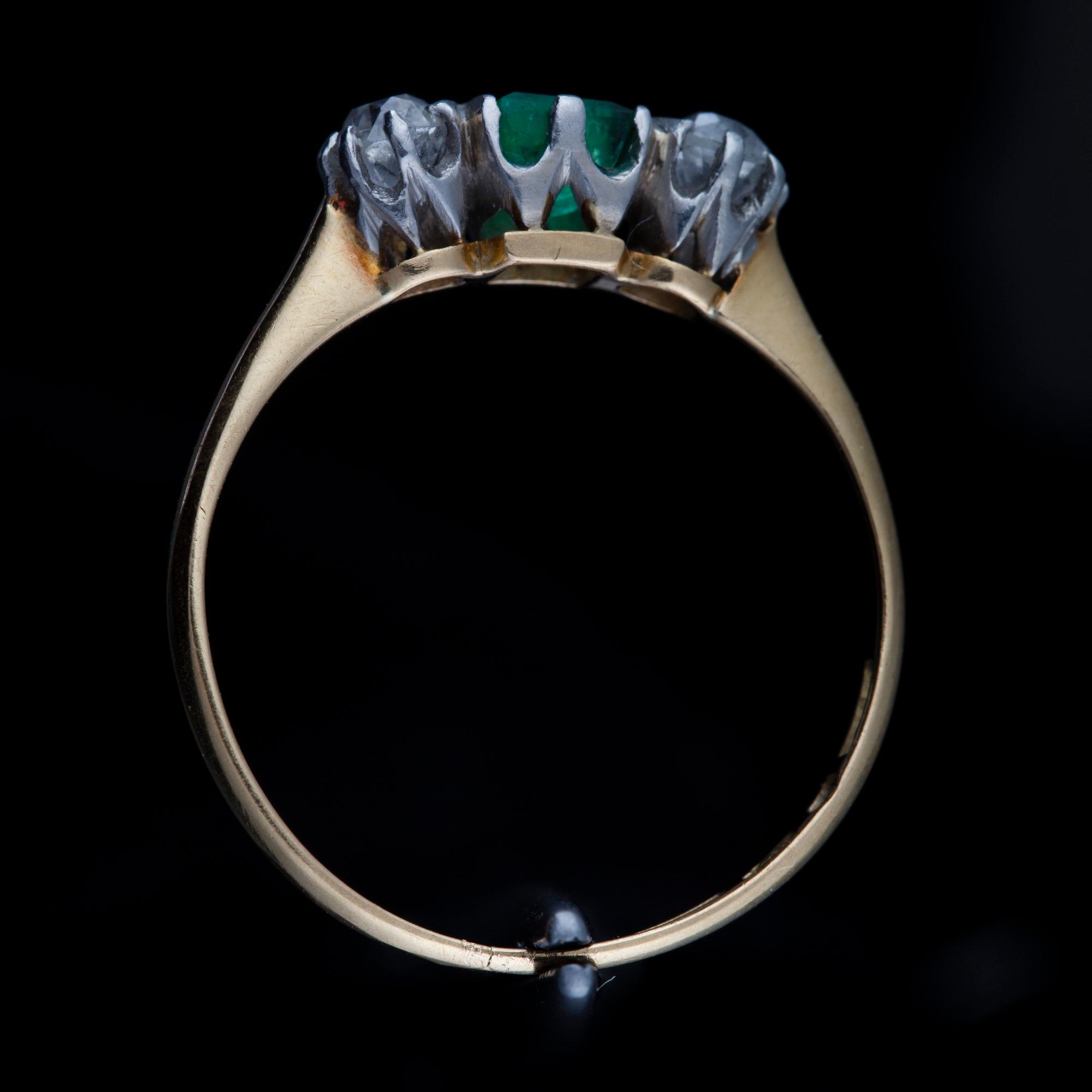 RING, 18K guld, diamanter, smaragd. Vikt ca 2,0 g.