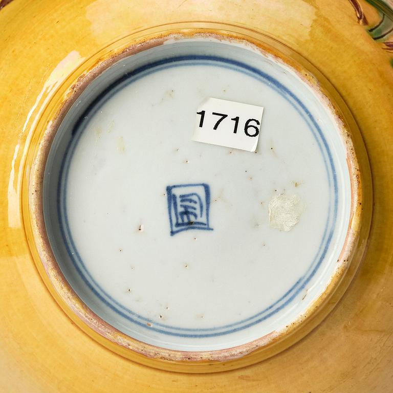 Skål, biskviporslin. Qingdynastin, Kangxi (1662-1722).
