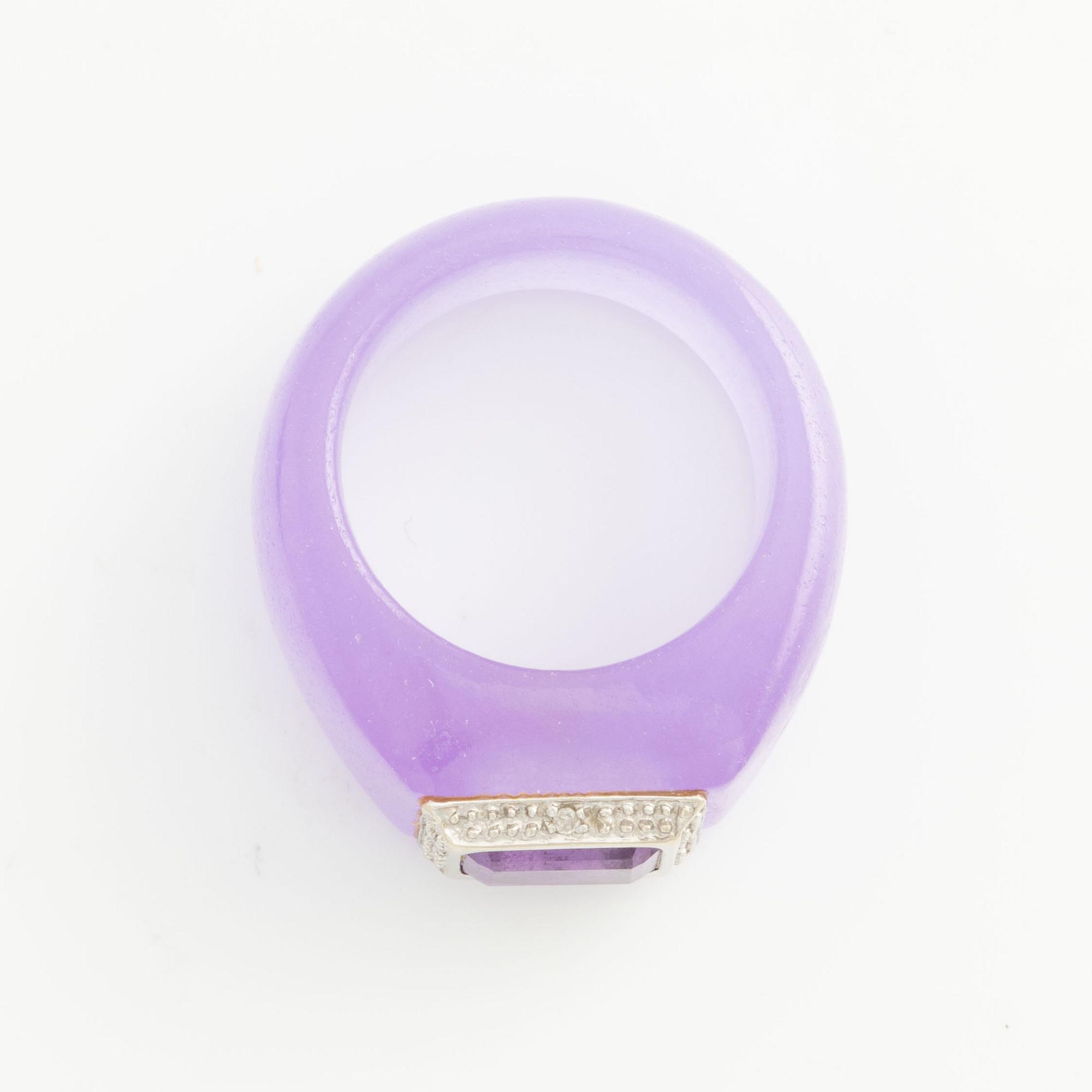 Ring jade med ametist och små åttkantslipade diamanter.