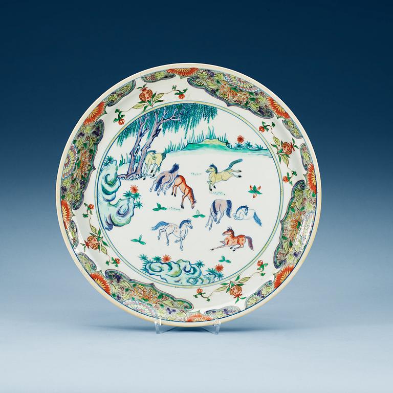 A wucai dish, Qing dynasty, Yongzheng (1723-35).