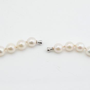 Necklace with cultured pearls, with Ole Lynggaard drops.
