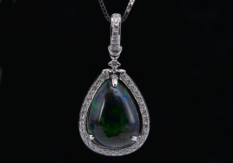RIIPUS, briljanttihiottuja timantteja n. 0.35 ct. Opaali n. 3.70 ct. Paino 5,8 g.