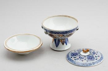 LOCKSKÅL PÅ FOT, med insats, porslin, Kina, sannolikt 1800-talets första hälft.