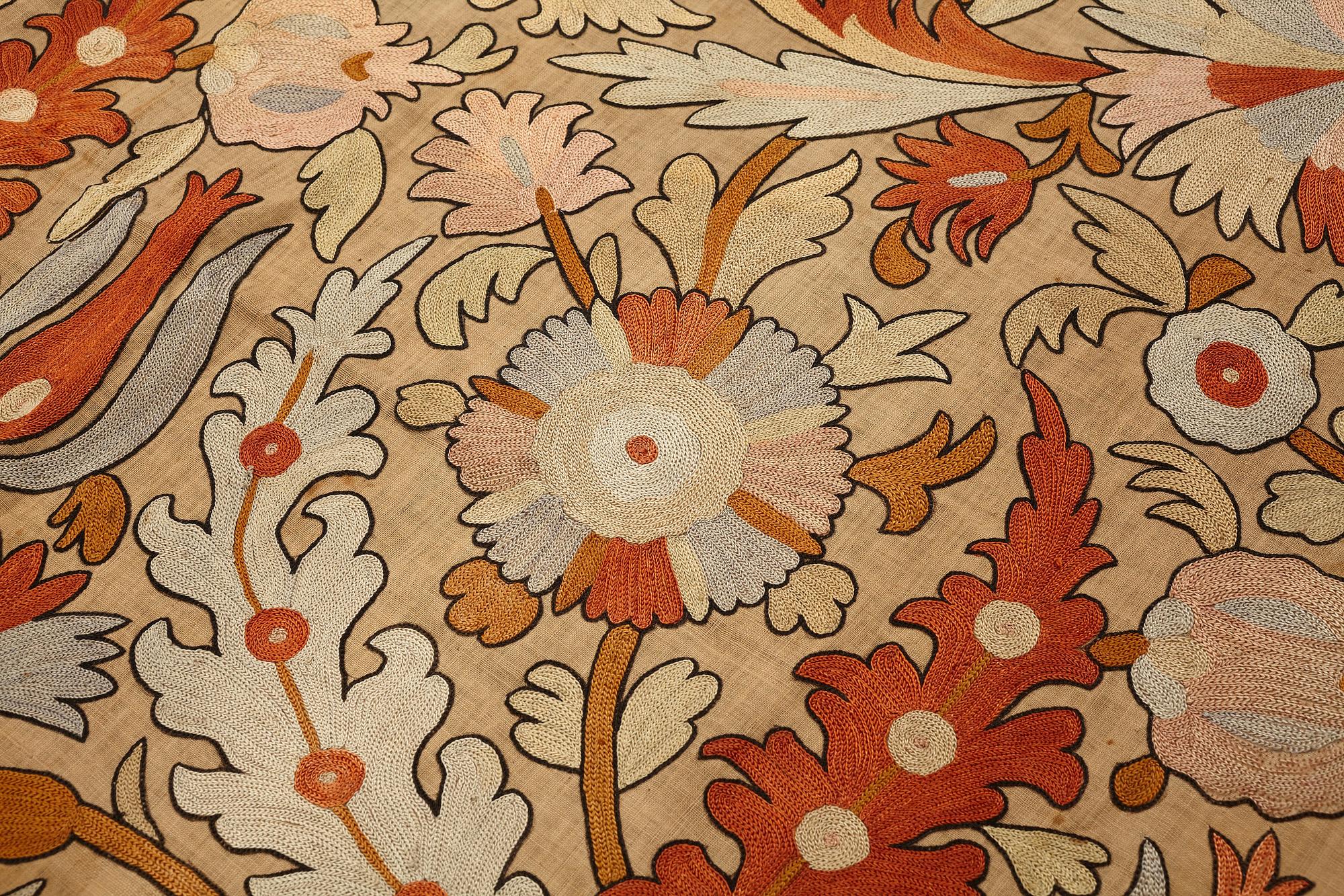 Broderi, sannolikt antik Uzbekistan suzani, ca 226,5-230,5 x 180-182 cm.