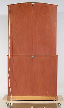 VITRINSKÅP, ur "Triva-serien", design Kerstin Hörlin Holmquist för Nordiska Kompaniet. Tillverkningsår 1965.