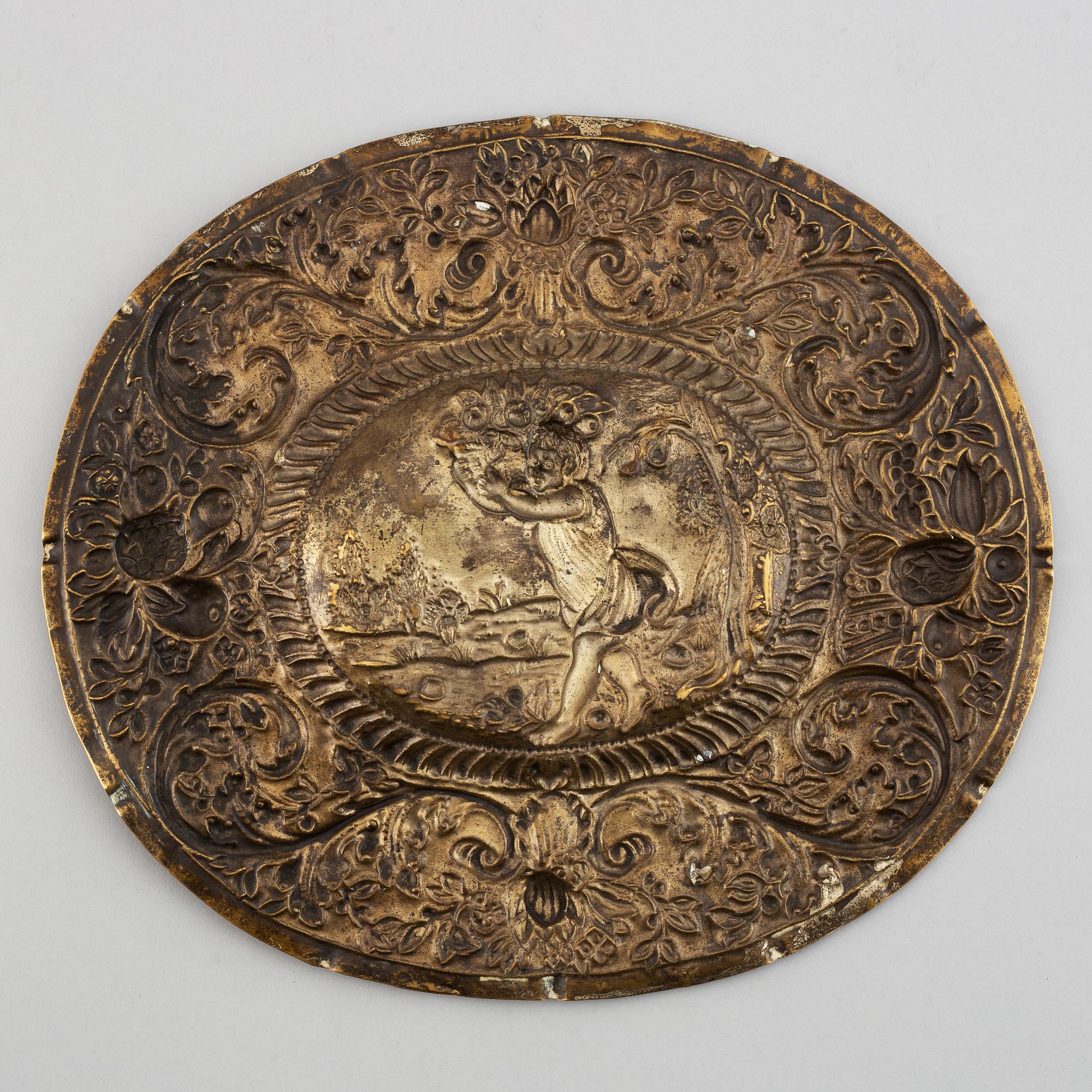 Presenterfat, mässing. Barock, omkring 1700.