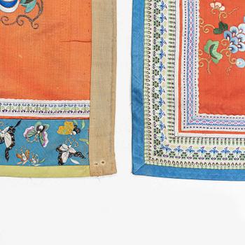 Textilvåder, två stycken, broderat siden. Qingdynastin, omkring 1900.
