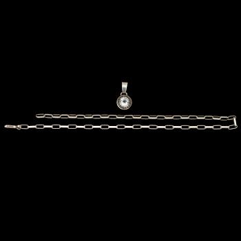 HALSLÄNK MED HÄNGE, sterlingsilver med fasettslipad bergkristall, Anders Högberg, Göteborg, 1984. Vikt 36 g.
