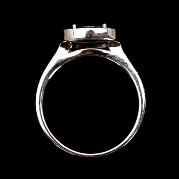 RING, vitguld 14K, fasettslipad safir 1,51 ct, briljantslipade diamanter tot. 0,58 ct. Vikt 5,3 g.