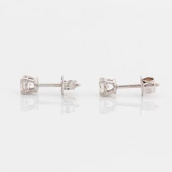 Örhängen, med briljantslipade diamanter.