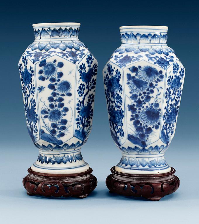 A matched pair of blue and white vases, Qing dynasty, Kangxi (1662-1722). (2).