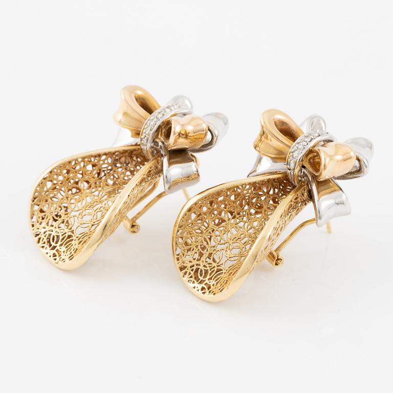 Demi parure, ring and earrings, 18K gold with brilliant-cut diamonds. Italy.