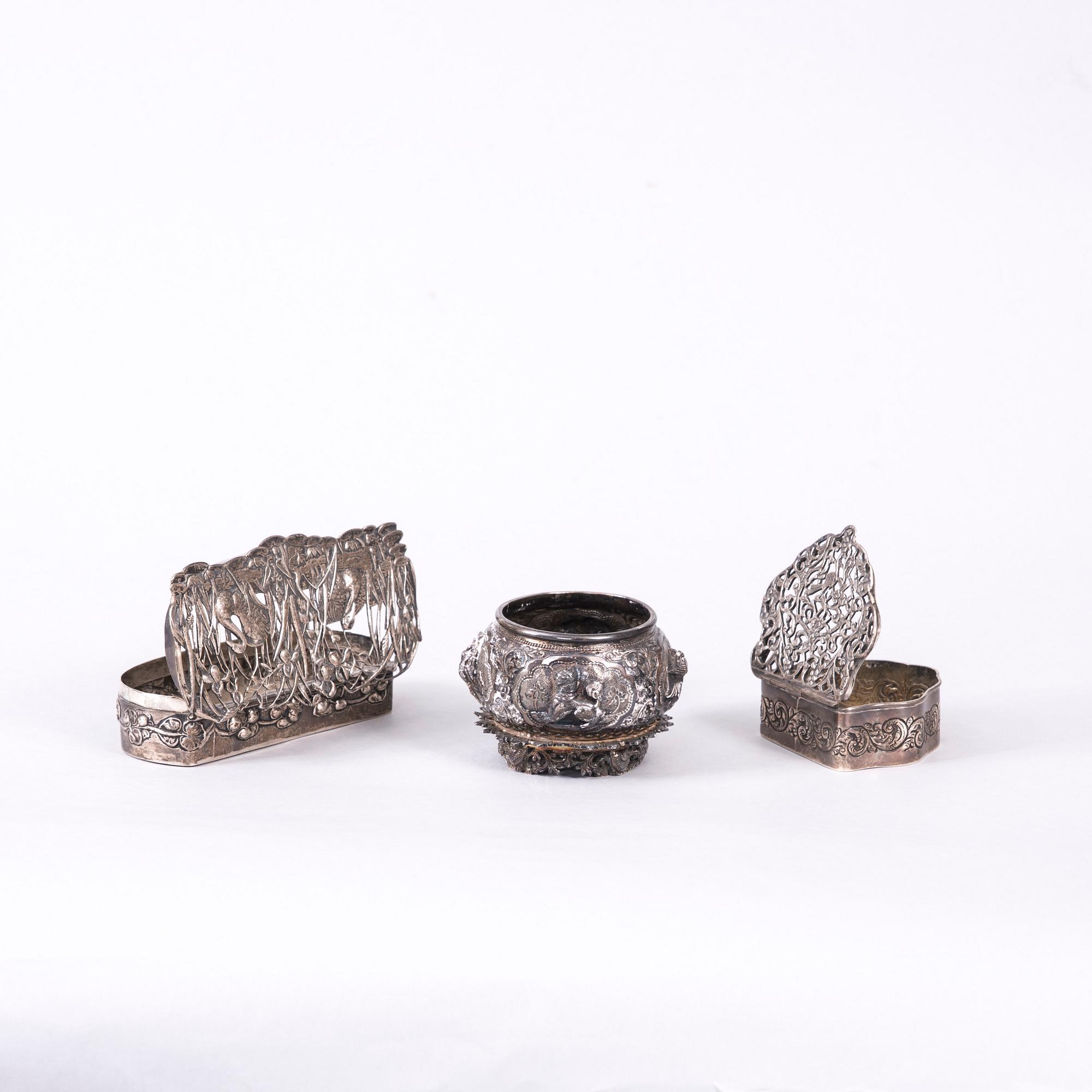 DOSOR, 2 st, och SKÅL, silver, England och Fjärran Östern. Totalvikt ca 241,4 g.