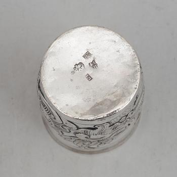 Bägare, silver, Moskva 1770-tal OCH bägare på kulfötter, silver, omärkt, 1700-tal.