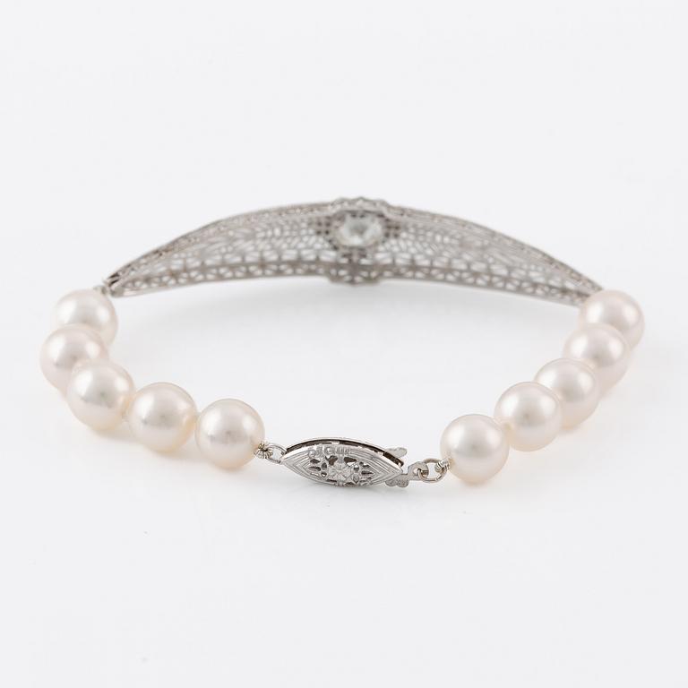 Armband, 14K vitguld, med odlade pärlor med mittstycke med briljantslipad diamant ca 1 ct.