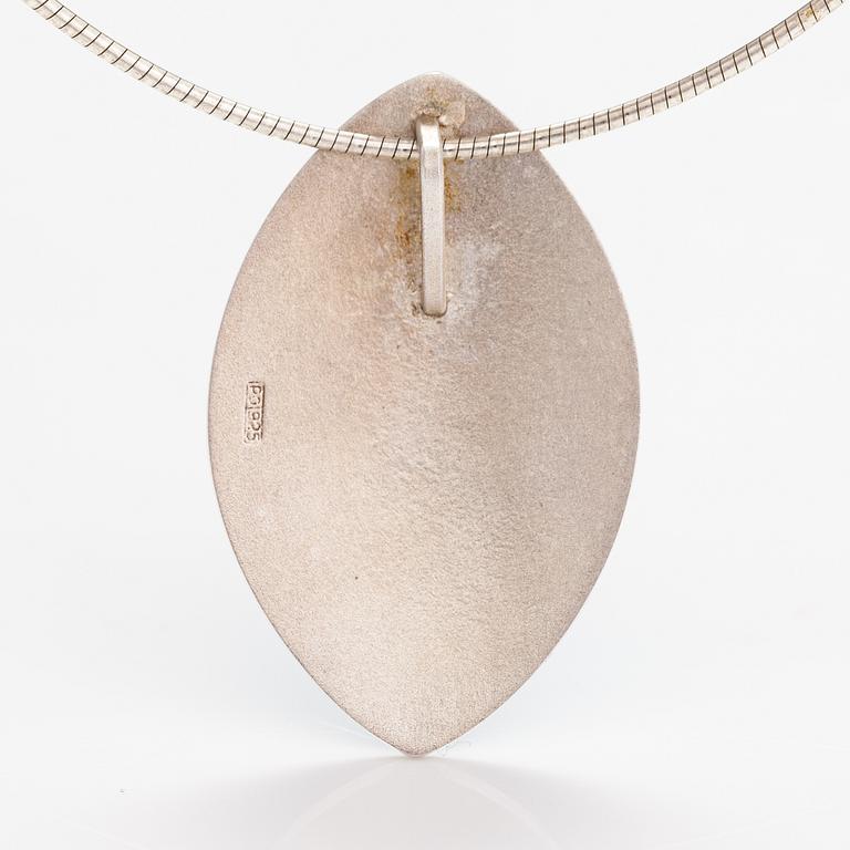 Pekka Piekäinen, Kaulakoru "Marquise", sterlinghopeaa, emalia. Platinoro, Turku.