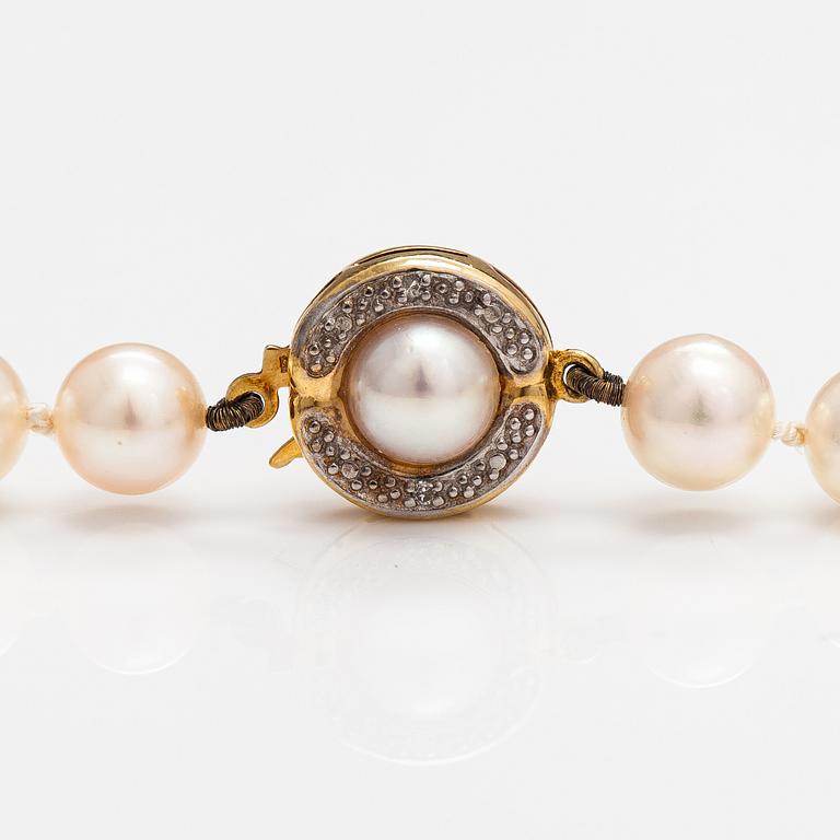 Pärlcollier, odlade pärlor, 14K guld och diamanter ca 0.01 ct tot. Mikimoto, Japan.