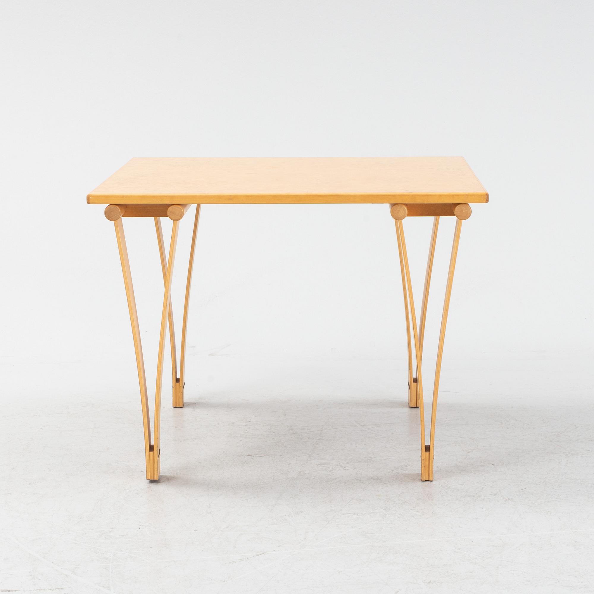 Soffbord/sidobord, masurbjörk, 1900-talets slut.