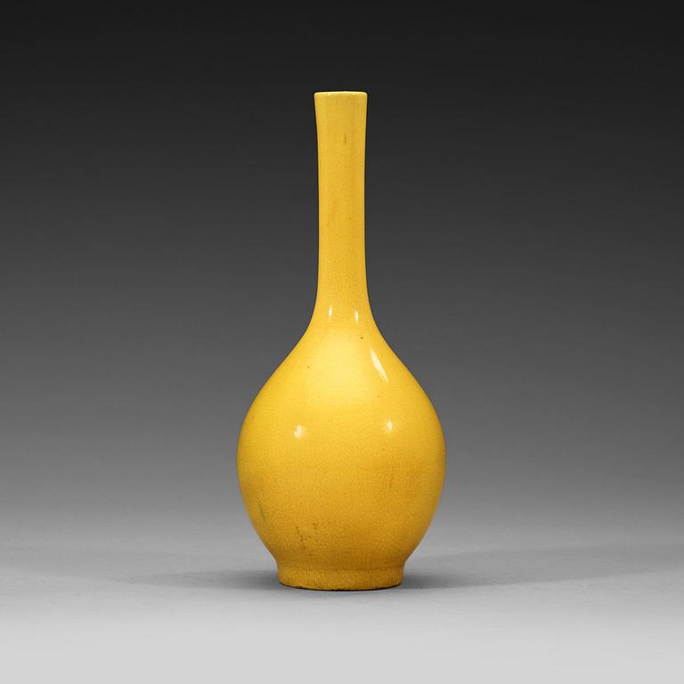A yellow monochrome vase, Qing dynasty (1662-1912).