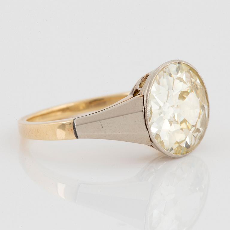 Ring med en gammalslipad diamant 5.30 ct enligt uppgift kvalitet ca Light Yellow vvs/vs.