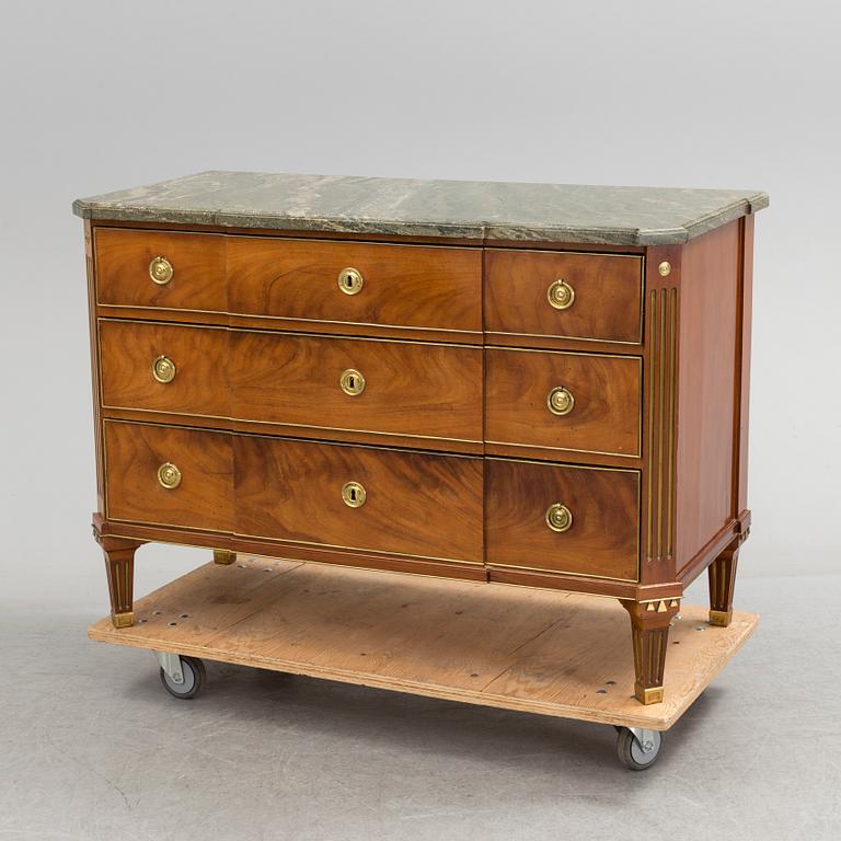 A late Gustavian late 18th century mahogany veneered chest of drawers.