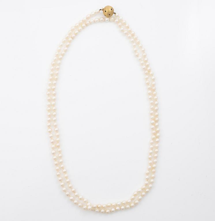 Cultured pearl necklace with an 18K gold clasp set with stones in various colours.