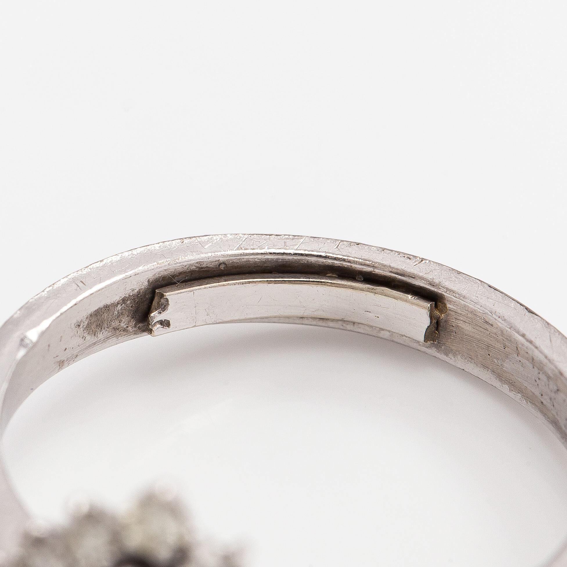 Ring, briljantslipade diamanter, platina.