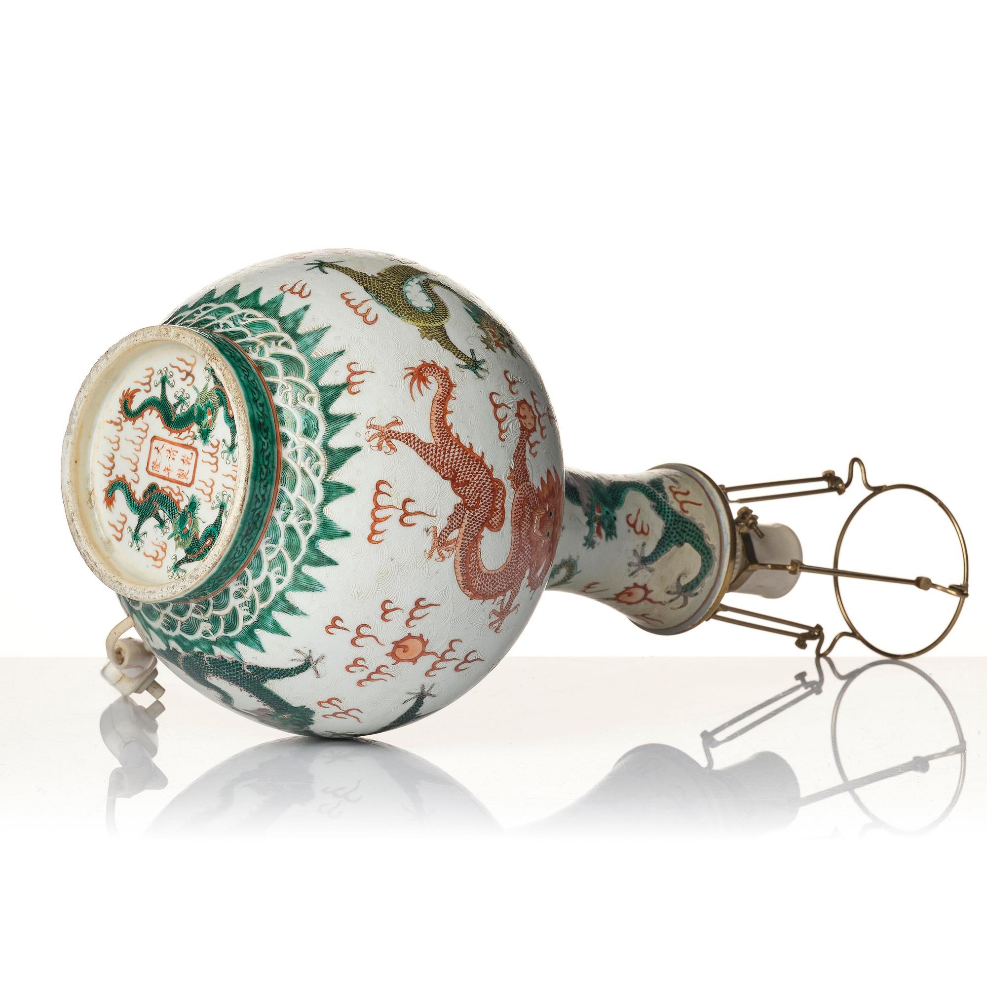 Vas, porslin. Qingdynastin med Guangxus märke och period (1874-1908).