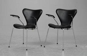 A pair of Arne Jacobsen chairs "Seven" by Fritz Hansen, Denmark.